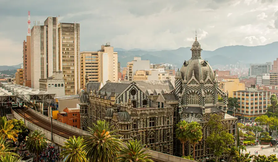 Vista panorámica del centro de Medellín con el Palacio de la Cultura y el Metro — ciudad sede de las principales agencias de viajes de Colombia